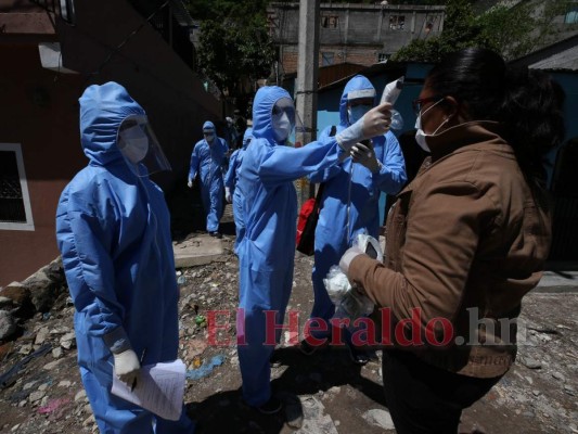 Casa por casa, brigada médica busca casos de covid-19 en colonia 1 de Diciembre