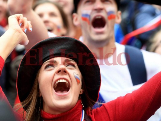 Las guapas mujeres que adornan el Mundial en el duelo España vs Rusia