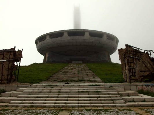 En abandono Buzludja, el ovni arquitectónico del comunismo búlgaro