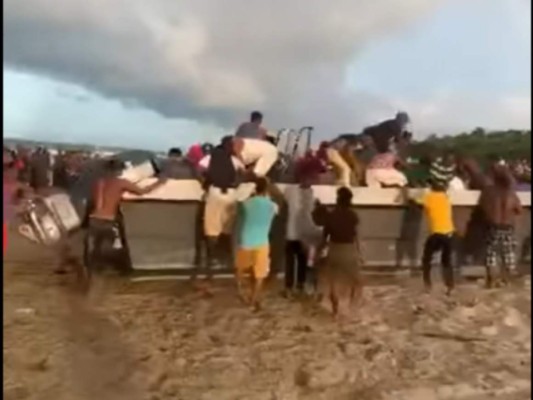 Un grupo de hombres extrajeron los objetos que habían a bordo de la embarcación.