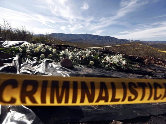 En esta imagen se ven flores que pusieron familiares en el lugar en el que fue emboscado uno de los vehículos de un miembro de la familia LeBarón el año pasado cerca de Bavispe, en el estado de Sonora, México. Foto: AP.