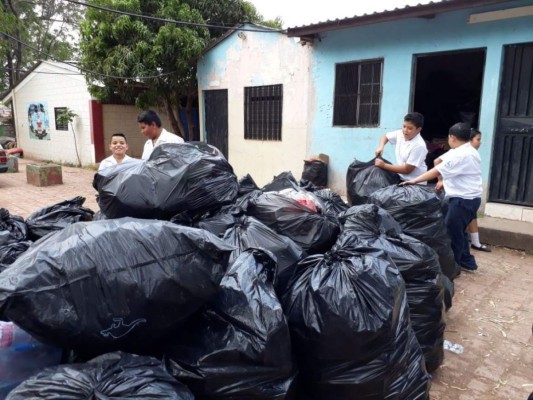 Escuela John F. Kennedy obtiene fondos con venta de material reciclado