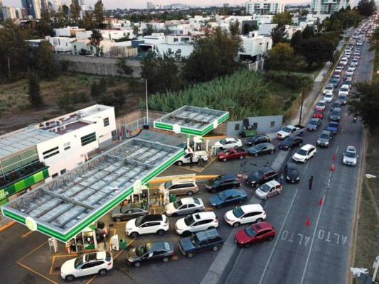 Filas de hasta dos kilómetros de automóviles a la espera de cargar gasolina. Foto AFP