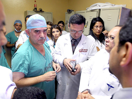 Médicos en paro acorralan a Tucky Bendaña