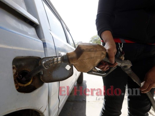 Gasolinas bajan este lunes entre 87 y 65 centavos el galón