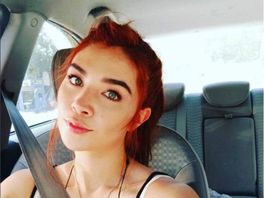 Daniela Luján muestra su sensual forma de ponerse los pantalones