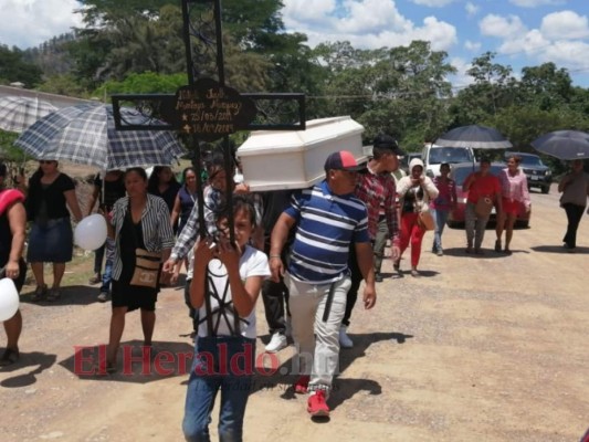 Consternación y llanto en sepelio de niña supuestamente envenenada