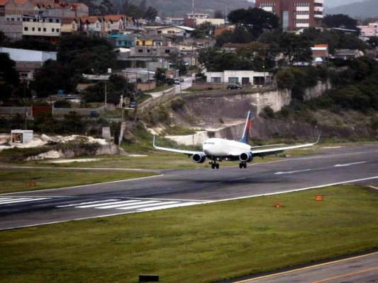 ¿Cuál es el costo de un pasaje de vuelo local?