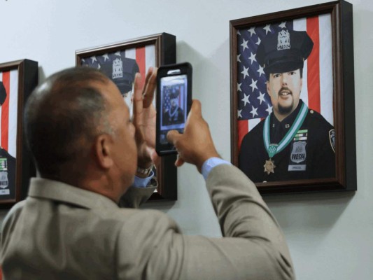 Se toma una fotografía del retrato del oficial de policía de Nueva York Stephen Driscoll durante la inauguración del Muro Conmemorativo del 11 de septiembre en la Asociación de Benevolencia de la Policía de la ciudad de Nueva York. Foto: Agencia AFP.