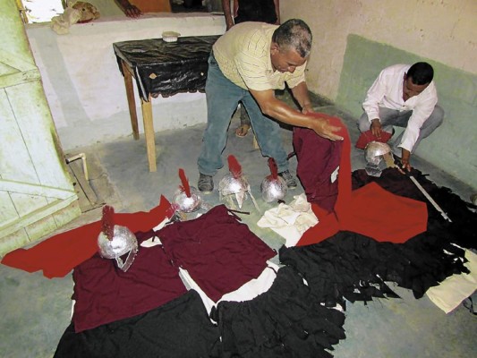 Encadenados para saldar promesas y culpas