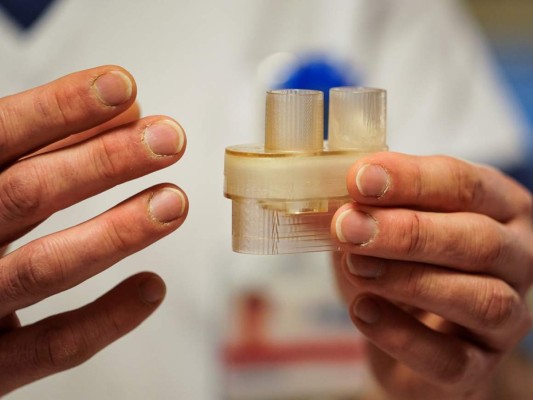 Ingenio ante la crisis: En Bélgica usan máscaras de buceo por falta de respiradores