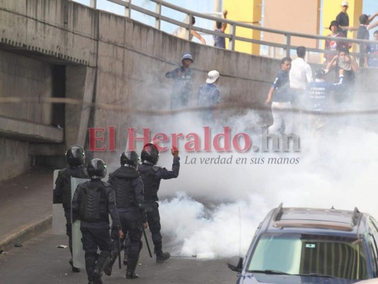 Fotos: Barras y policías se enfrentan frente al estadio en partido Motagua vs Marathón