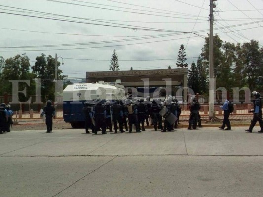 Estudiantes desalojan la UNAH de forma pacífica