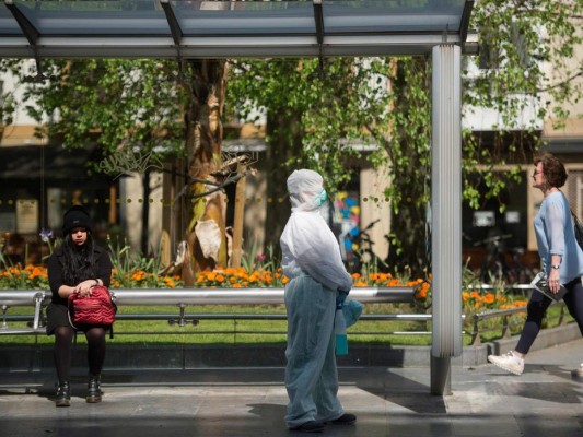 En imágenes: Españoles adaptándose a la realidad tras un mes encerrados