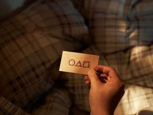 El Juego del Calamar: ¿Qué pasa si llamas al número de la tarjeta?