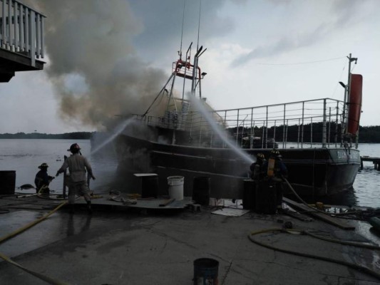 Imágenes del incendio de embarcación en Roatán que dejó dos muertos