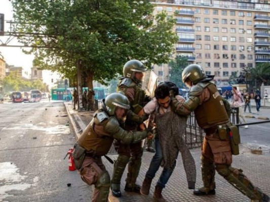 FOTOS: Vehículos incendiados y muertos tras manifestaciones en Chile