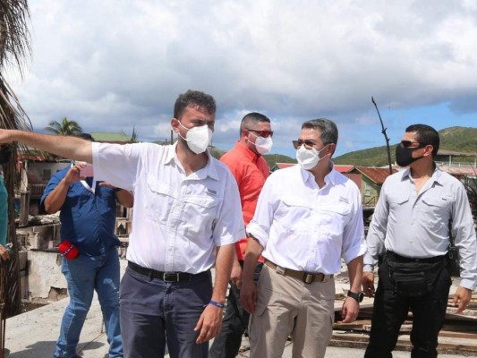 En fotos: Así fue el recorrido de Juan Orlando Hernández en la devastada Guanaja  