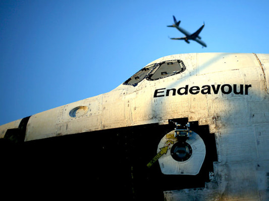 Transbordador espacial Endeavour en viaje final hacia museo