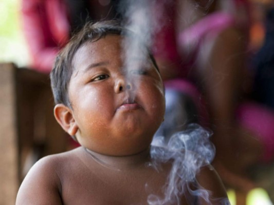 Niño que fumaba 40 cigarrillos al día cambio su estilo de vida