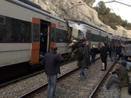 Al menos otras 92 personas tuvieron heridas menos grave durante la colisión de los trenes. Foto / AFP