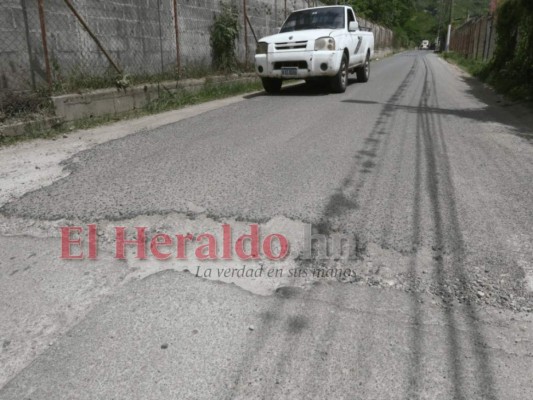 Cráteres, rajaduras y pozas: Así lucen las calles olvidadas en la capital (Fotos)