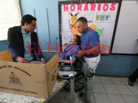 Primera mujer aspirante a la presidencia de Honduras ejerce el sufragio