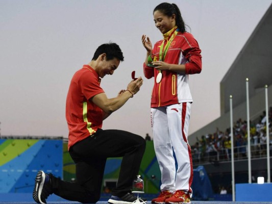 Clavadista china recibe propuesta matrimonial en podio