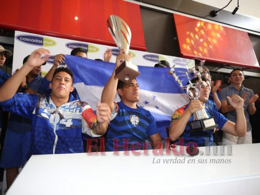 FOTOS: El emotivo recibimiento a la Banda Juvenil 504 tras ganar tres importantes premios en Italia