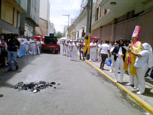 Auxiliares de enfermería protestan frente a la Secretaría de Finanzas en Tegucigalpa