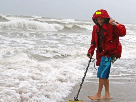 Gordon pierde fuerza aunque todavía causa fuertes lluvias