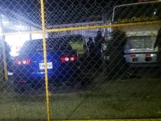 Hallan unos 400 mil dólares dentro de dos vehículos en taller de San Pedro Sula