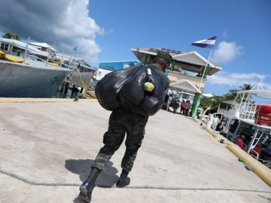 Entregan ayuda humanitaria tras pavoroso incendio en Guanaja