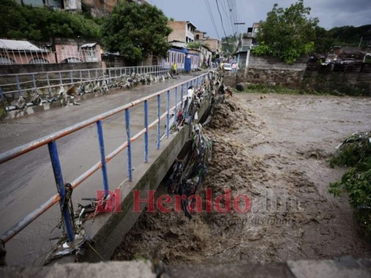 Lluvias dejan una persona desaparecida, inundaciones y daños en la capital