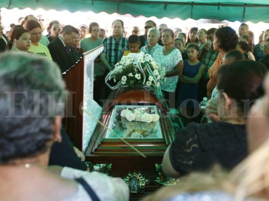 Entre lágrimas y aplausos despiden del mundo terrenal al doctor Solórzano