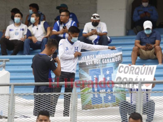 Bajo amenaza de lluvia, pero con optimismo: Así es el ambiente en las afueras del Olímpico