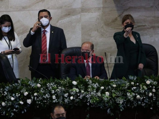 Caras nuevas y momentos de selfies, así se vivió víspera de primera legislatura en el hemiciclo (FOTOS)