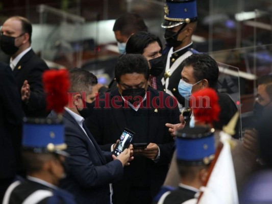 Caras nuevas y momentos de selfies, así se vivió víspera de primera legislatura en el hemiciclo (FOTOS)