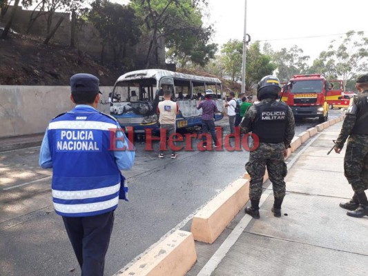 Bus rapidito es incendiado por banda criminal en la capital de Honduras