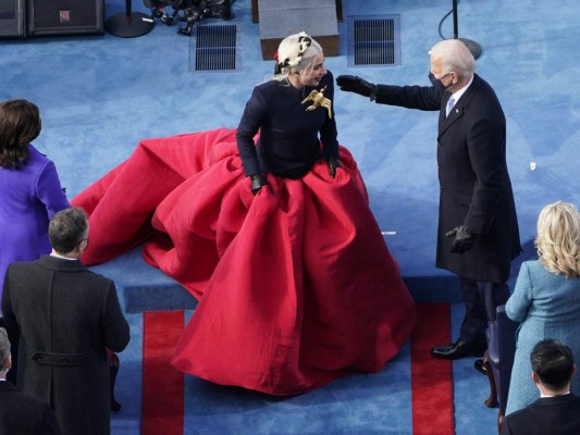 Imponente, así lució Lady Gaga al interpretar el himno de EEUU en toma de posesión de Biden