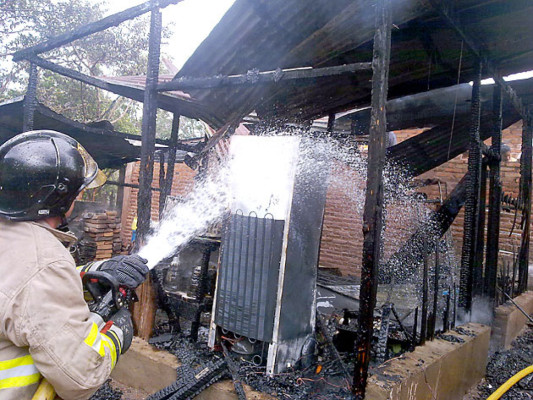 Incendio deja en la calle a familia en la Nueva Suyapa