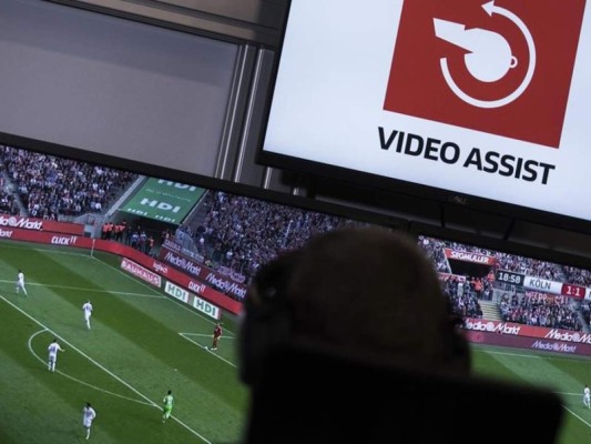 Cuatro asistentes de VAR para cada partido en el Mundial de Rusia