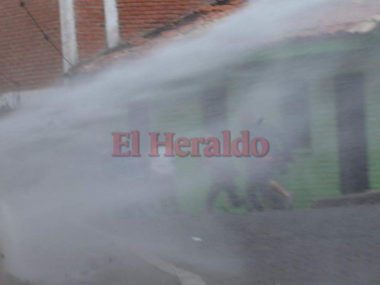 Así fue el desalojo de manifestantes de la Alianza de Oposición en el Barrio Morazán y puente La Isla