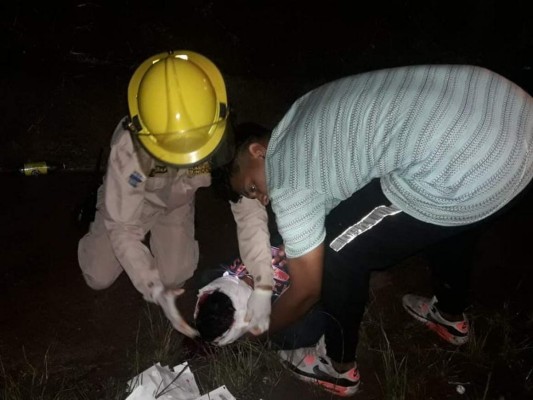 Al menos cinco heridos tras volcamiento de vehículo en El Chimbo