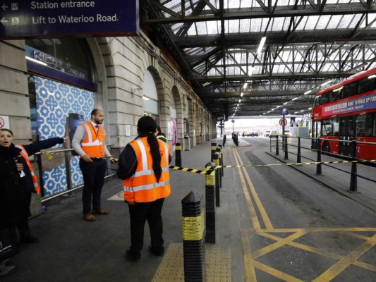 Hallan tres 'pequeños artefactos explosivos' en Londres
