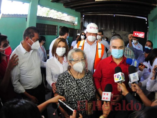 Yani acompaña a doña Reyna Gonzáles a ejercer el voto y cumple vieja tradición de su padre Jaime Rosenthal