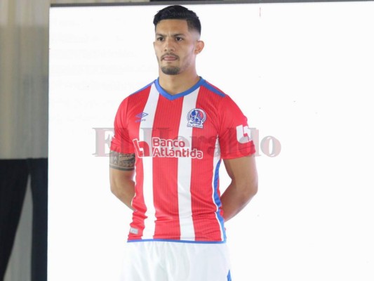 Olimpia presenta su nueva camisa Umbro