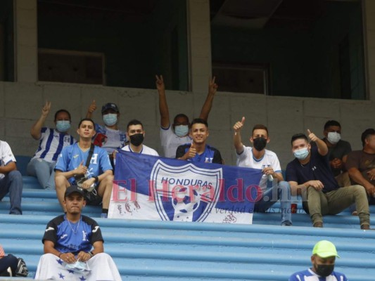 Bajo amenaza de lluvia, pero con optimismo: Así es el ambiente en las afueras del Olímpico