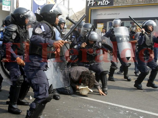 FOTOS: Así fueron los disturbios entre los copines y Policía Militar