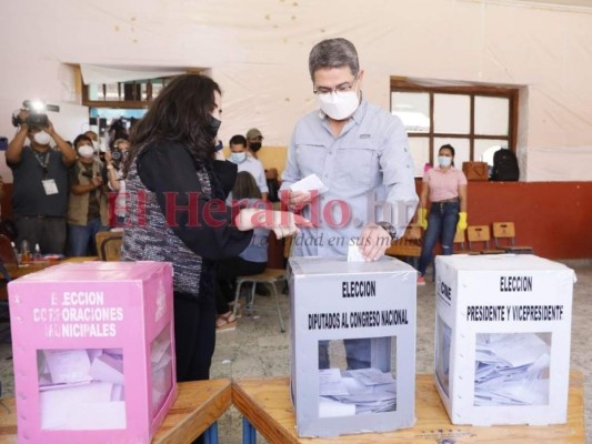 Rodeado de simpatizantes y en total secretividad: Así votó el presidente Hernández en las primarias